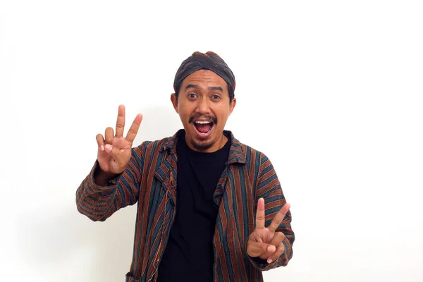 Šťastný Asijský Muž Javanese Tradiční Kostým Stojící Při Ukazuje Vítězství — Stock fotografie