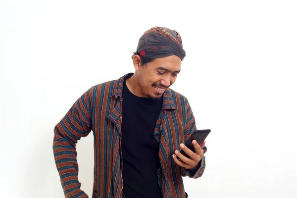 Porträt Eines Glücklichen Erwachsenen Asiatischen Mannes Mit Mobiltelefon — Stockfoto