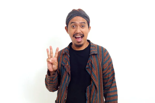 Aufregende Asiatische Mann Stehen Und Zeigen Drei Finger Isoliert Auf — Stockfoto
