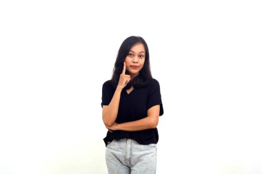 Asyalı kız reklam gösteriyor, işaret ediyor ve kameraya bakıyor, beyaz arkaplan