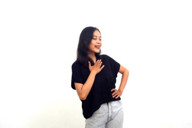 Asyalı genç bir kadın, beyaz arka planda kendini rahatlamış ve mutlu hissediyor.