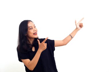 Sol tarafı gösteren ve sol tarafı gösteren Asyalı kız beyaz arka planda siyah gömlek giyiyor.