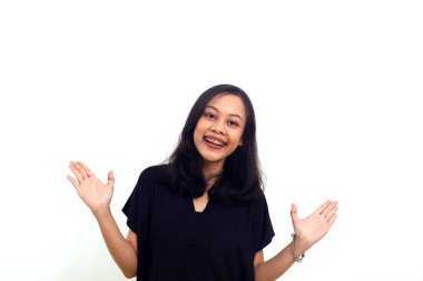 Asyalı kız heyecanlı olmasına şaşırdı. Beyaz arka plan stüdyosu