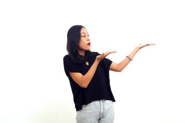 Asyalı kız şaşırdı ve beyaz arkaplandaki boşluğu kopyalamak için sunum yapıyor