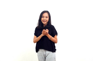 Neşeli genç Asyalı kadının portresi beyaz arka planda alkışlıyor ve alkışlıyor.