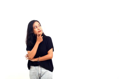 Beyaz renkli tişört giyen güzel bir Asyalı kadın beyaz arka planda izole edilmiş bir jest düşünüyor.