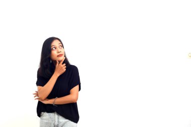 Düşünceli genç bir kadın beyaz arka planda tek başına duruyor.