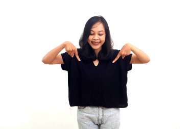 Mutlu gülümseyen Asyalı kız, beyaz arka planda duran, pankartı işaret eden.