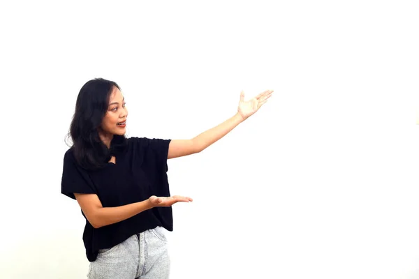 Fröhliche Junge Asiatische Geschäftsfrau Isoliert Auf Weißem Hintergrund Präsentationskonzept — Stockfoto