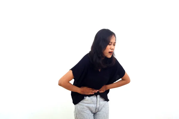 年轻美丽的亚洲女人 背靠白色背景 腹痛难忍 — 图库照片