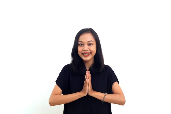 Porträtt Leende Ung Asiatisk Kvinna Öppen Skylt Till Hälsning Isolerad — Stockfoto