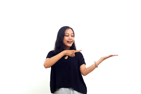 Azji Dziewczyna Pokazując Produkt Wskazując Otwartej Dłoni Izolowane Białym Tle — Zdjęcie stockowe