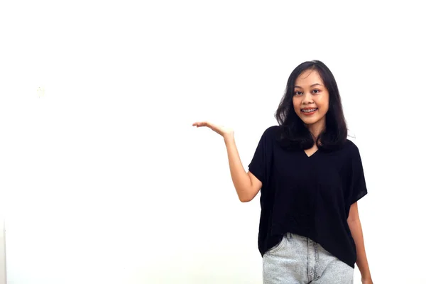 Azji Dziewczyna Otwarte Dłoń Puste Miejsce Dla Pokazując Coś Izolowane — Zdjęcie stockowe