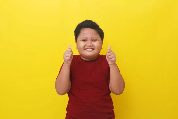 Mutlu Asyalı Çocuk Başparmağını Kaldırırken Ayakta Duruyor Sarı Arkaplanda Izole — Stok fotoğraf