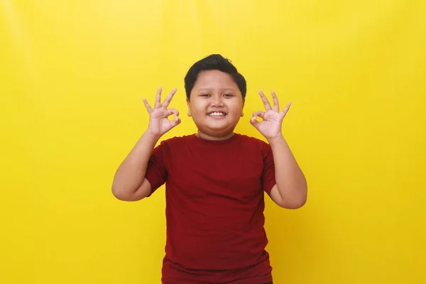 Mutlu Asyalı Çocuk Tamam Işareti Gösterirken Ayakta Duruyor Sarı Arkaplanda — Stok fotoğraf
