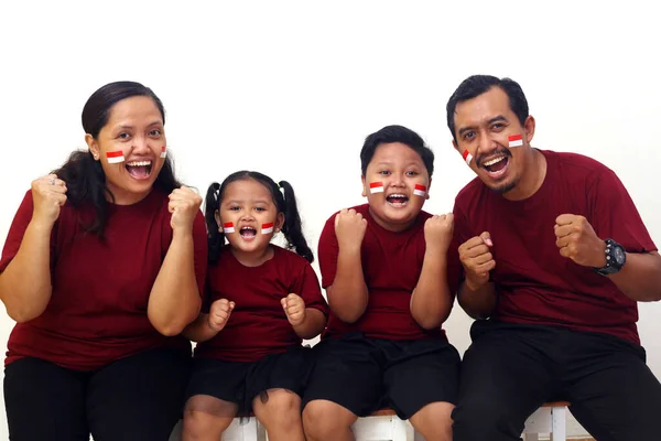 Feliz Família Asiática Comemorar Dia Independência Indonésia Isolado Sobre Fundo — Fotografia de Stock