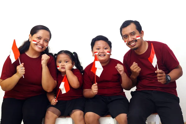 Glad Asiatisk Familj Fira Indonesien Självständighetsdagen Isolerad Vit Bakgrund — Stockfoto