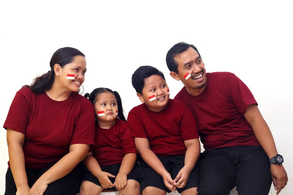 快乐的亚洲家庭一边看着他们一边庆祝印度尼西亚独立日 — 图库照片