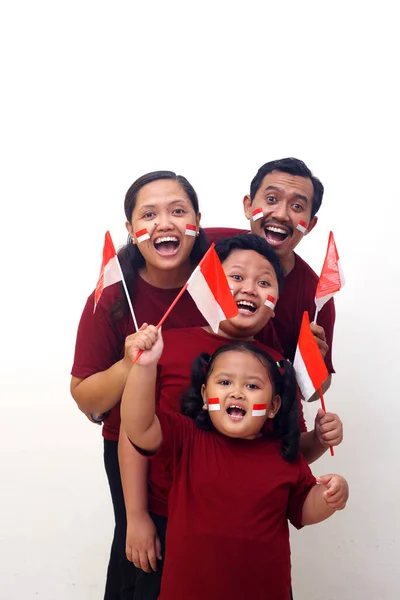 快乐的亚洲家庭庆祝印度尼西亚独立日 因白人背景而被隔离 — 图库照片