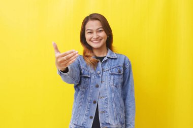 Asyalı kadın davetkar bir şekilde gülümsüyor.