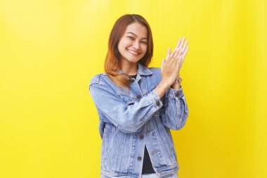 Asyalı kadın alkışlarla gülümsüyor.