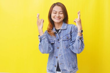 Asyalı kadın jestlerle gülümsüyor dilekleri gerçek oluyor.