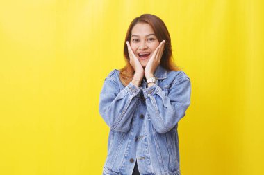 Asyalı kadın şaşırmış bir ifadeyle duruyor.