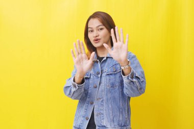 Reddetme hareketi yaparken Asyalı kadın ayakta duruyor