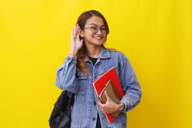 Gülümseyen Asyalı genç kadın, el pençe divan durup dedikoduları dinliyor..