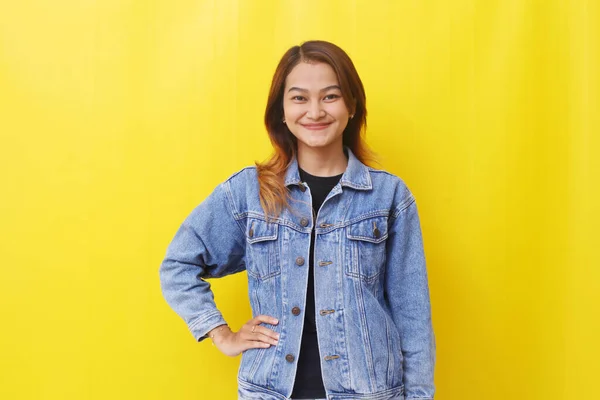 Retrato Una Joven Sonriente Pie Aislada Amarillo —  Fotos de Stock