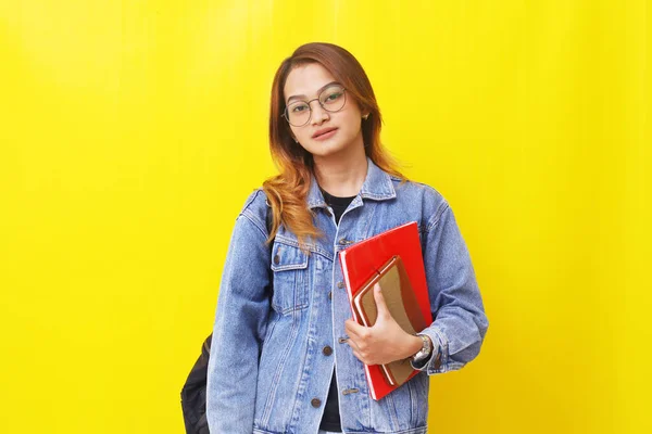 Jeune Femme Asiatique Debout Tout Tenant Des Livres Regardant Caméra — Photo