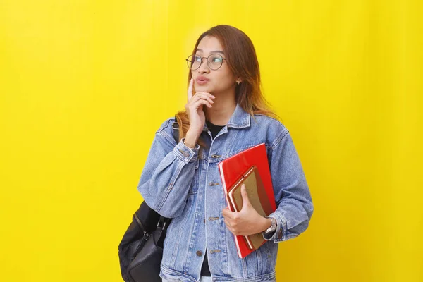 Bedachtzame Jonge Aziatische Student Staan Denken Iets Isolated Gele Achtergrond — Stockfoto