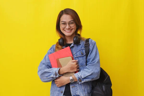 Jolie Jeune Étudiant Asiatique Debout Tout Tenant Des Livres Concept — Photo