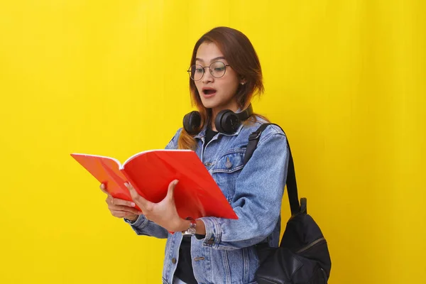 Felice Studente Universitario Asiatico Piedi Mentre Aprire Libro Torniamo Concetto — Foto Stock