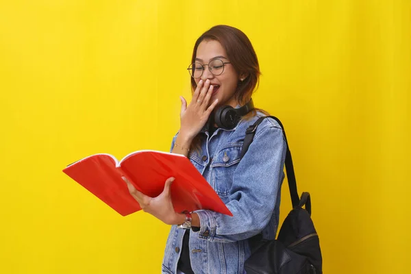 Stupito Asiatico College Studente Piedi Mentre Aprire Libro Torniamo Concetto — Foto Stock