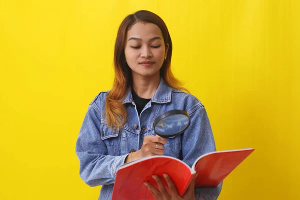 Donna Asiatica Piedi Durante Lettura Libro Attraverso Lente Ingrandimento Isolato — Foto Stock