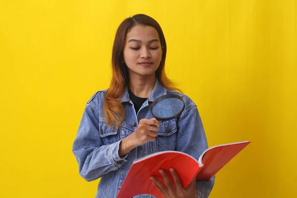 Donna Asiatica Piedi Durante Lettura Libro Attraverso Lente Ingrandimento Isolato — Foto Stock