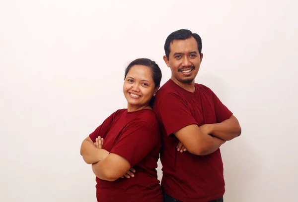 Glückliches Asiatisches Paar Das Vor Der Kamera Steht Isoliert Auf — Stockfoto