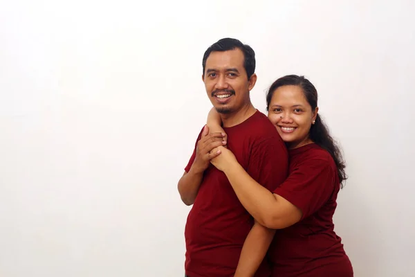 Kameraya Bakarken Ayakta Duran Mutlu Asyalı Çift Kopyalama Alanı Ile — Stok fotoğraf