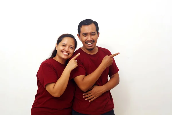 Glückliches Asiatisches Paar Das Neben Ihnen Steht Isoliert Auf Weiß — Stockfoto