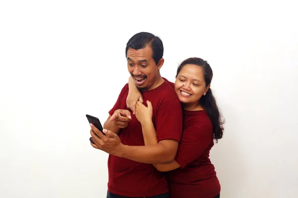 Überraschtes Asiatisches Paar Das Ein Mobiltelefon Der Hand Hält Isoliert — Stockfoto
