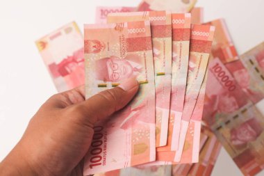 El ele tutuşan Endonezya rupiası nakit para beyaz para izole