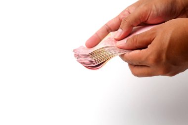 El ele tutuşan Endonezya rupiası nakit para beyaz para izole