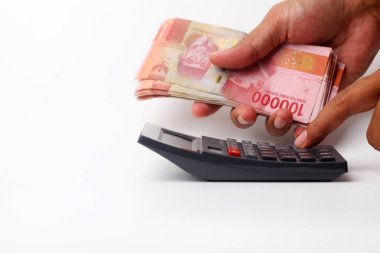 Banknotları tutarken hesap makinesi kullanmak. Kopyalama alanı ile beyaz arkaplanda izole