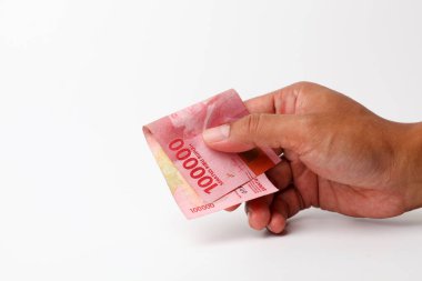 El ele tutuşup Endonezya parası veriyorlar. Beyaz arkaplanda izole