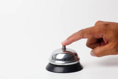 Otel resepsiyonundaki İnsan El Tuşlama Çanı telif alanı ile beyazda izole edildi