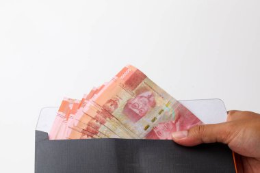 Zarfın içinde Endonezya parası var. Beyaz arkaplanda izole