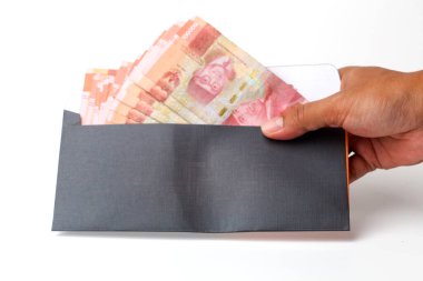 Zarfın içinde Endonezya parası var. Beyaz arkaplanda izole
