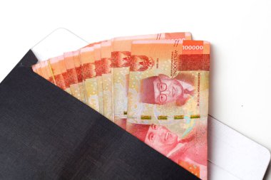 Zarfın içinde Endonezya parası var. Beyaz arkaplanda izole