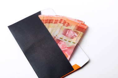 Zarfın içinde Endonezya parası var. Beyaz arkaplanda izole